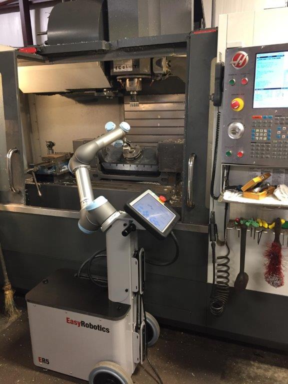 Podawanie do maszyny CNC, przykładowe zastosowanie wózka do robota Universal Robots.